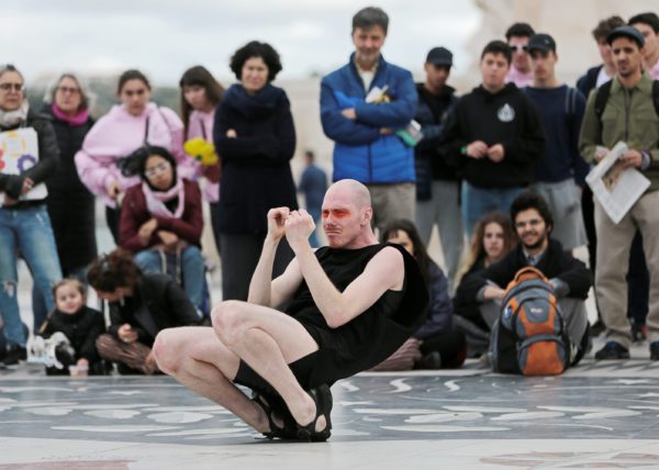Performance dans la cour Marly du Musée du Louvre dans le cadre du cycle 